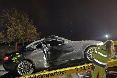 Schoenaich: BMW kommt von Fahrbahn ab