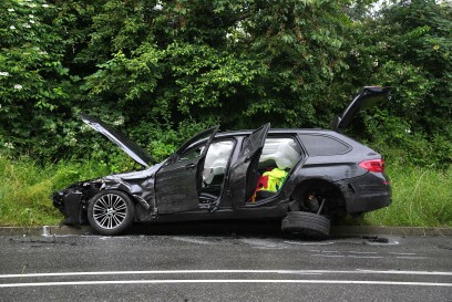 Boeblingen: VW Bus geraet in Gegenverkehr 