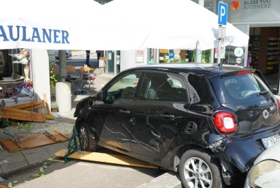 Rechberghausen: Smart faehrt in Kaffee - Mehrere Verletzte