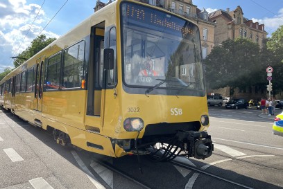 Stuttgart: Kia biegt verbotswidrig ab und stoesst mit Strassenbahn zusammen 