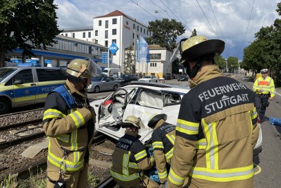Stuttgart: Kia biegt verbotswidrig ab und stoesst mit Strassenbahn zusammen 
