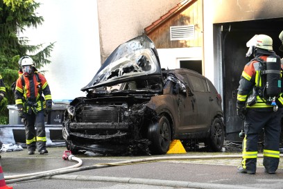 Herrenberg-Haslach: Brand einer Garage greift auf Wohngebaeude ueber