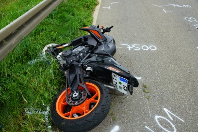 Heiningen: Bei Gegenverkehr ueberholt Am Donnerstag erlitt ein Motorradfahrer bei einem Unfall bei Goeppingen schwere Verletzungen