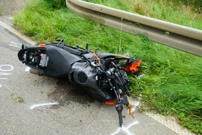 Heiningen: Bei Gegenverkehr ueberholt Am Donnerstag erlitt ein Motorradfahrer bei einem Unfall bei Goeppingen schwere Verletzungen