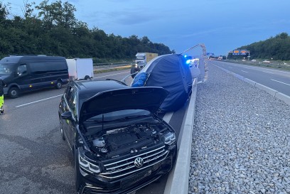 Stuttgart: BAB 8, Hoehe AS Stuttgart-Degerloch: Zeugen nach Verkehrsunfallflucht gesucht