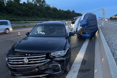 Stuttgart: BAB 8, Hoehe AS Stuttgart-Degerloch: Zeugen nach Verkehrsunfallflucht gesucht