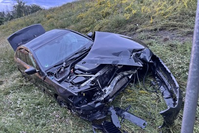 Rutesheim: BWM Fahrer verliert Kontrolle - Stoesst mit Verkehrsschild zusammen und bleibt schwer Beschaedigt im Gruenstreifen stehen. BMW war ein Plug-in-Hybrid