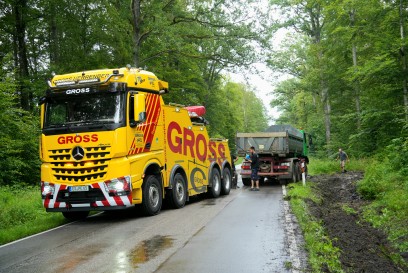 Hildrizhausen: Kipplaster wird von Fahrbahn gedraengt- Unfallverursacher fluechtet 