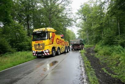 Hildrizhausen: Kipplaster wird von Fahrbahn gedraengt- Unfallverursacher fluechtet 