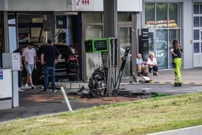Boeblingen-Dagersheim: Mercedesfahrer faehrt Zapfsaeule um und landet im Verkaufsraum