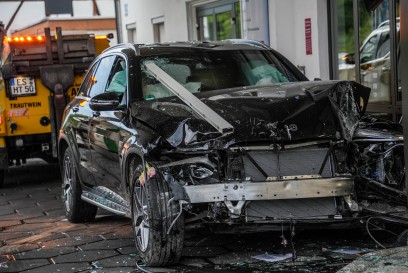 Boeblingen-Dagersheim: Mercedesfahrer faehrt Zapfsaeule um und landet im Verkaufsraum