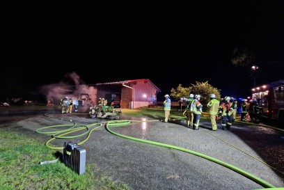 Gaeufelden: Traktor beginnt in Scheune zu brennen - Anwohner versuchen mit Feuerloescher zu loeschen  