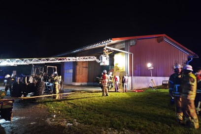 Gaeufelden: Traktor beginnt in Scheune zu brennen - Anwohner versuchen mit Feuerloescher zu loeschen  