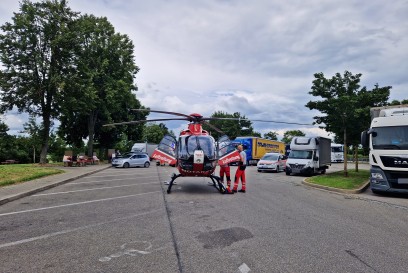 Eutingen im Gaeu: Brand im Fuehrerhaus eines LKW - Fahrer schwer verletzt mit Rettungshubschrauber in Klinik geflogen