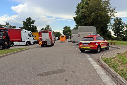 Eutingen im Gaeu: Brand im Fuehrerhaus eines LKW - Fahrer schwer verletzt mit Rettungshubschrauber in Klinik geflogen