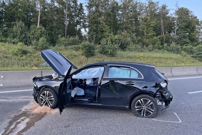 Rutesheim: Unfall auf A8 mit zwei PKW und einem LKW - Autobahn fuer rund eine Stunde vollgesperrt - zwei Verletzte 