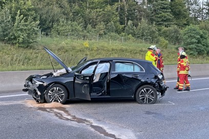 Rutesheim: Unfall auf A8 mit zwei PKW und einem LKW - Autobahn fuer rund eine Stunde vollgesperrt - zwei Verletzte 