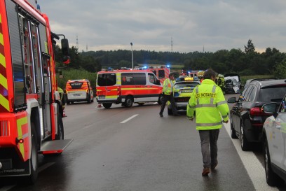 Kirchheim unter Teck: A8 Schwerer Verkehrsunfall mit mehreren zum Teil schwer verletzten Personen