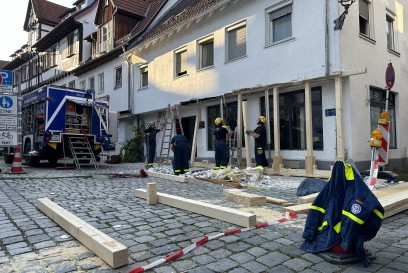 Esslingen: Hoher Sachschaden bei Verkehrsunfall - THW sichert das Gebaeude vor dem Einsturz 