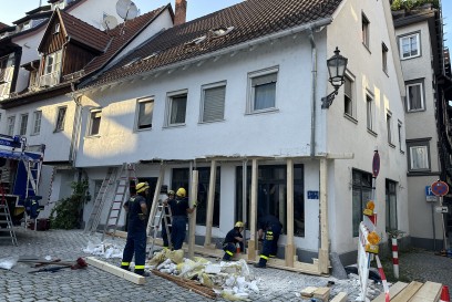 Esslingen: Hoher Sachschaden bei Verkehrsunfall - THW sichert das Gebaeude vor dem Einsturz 