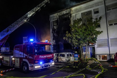 Schoenaich: PKW Brand greift auf Gebaeude ueber - hoher Schaden