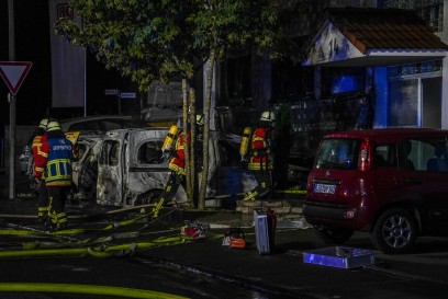 Schoenaich: PKW Brand greift auf Gebaeude ueber - hoher Schaden