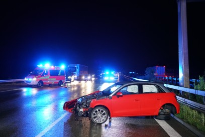 Kirchheim A8 West: PKW prallt bei Aquaplaning in die Leitplanke - Vollsperrung
