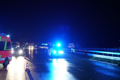 Kirchheim A8 West: PKW prallt bei Aquaplaning in die Leitplanke - Vollsperrung