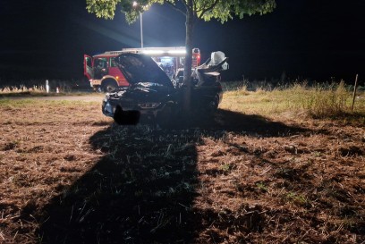 Moetzingen:BMW kracht nach Ueberholvorgang gegen einen Baum