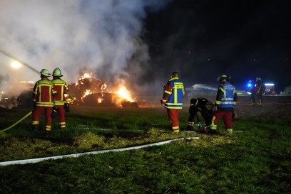 Unterensingen: Brand mehrerer Strohballen - Feuerwehren im Grosseinsatz