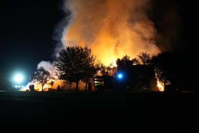 Unterensingen: Brand mehrerer Strohballen - Feuerwehren im Grosseinsatz