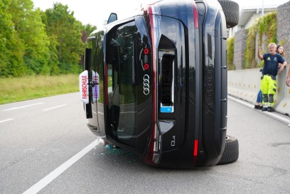 Ehningen:Fahrschulauto kracht auf Fahrbahnteiler - Pkw liegt auf der Seite