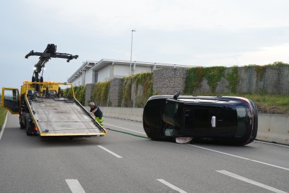 Ehningen:Fahrschulauto kracht auf Fahrbahnteiler - Pkw liegt auf der Seite