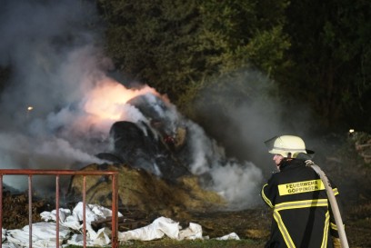 Goeppingen: Heuballen brennen in der Schiefergrube