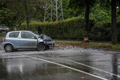 Sindelfingen: Kleinwagen kracht gegen Baum - Fahrer verletzt