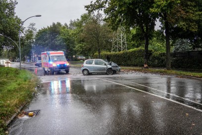Sindelfingen: Kleinwagen kracht gegen Baum - Fahrer verletzt