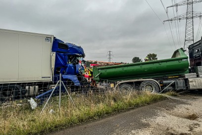 Leonberg: Zwei Verletzte nach schwerem LKW Unfall auf der B295 - Strecke wird langere Zeit gesperrt bleiben
