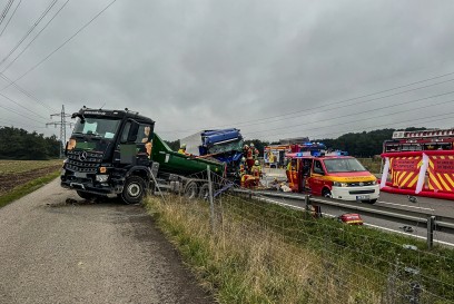 Leonberg: Zwei Verletzte nach schwerem LKW Unfall auf der B295 - Strecke wird langere Zeit gesperrt bleiben