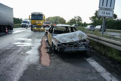 Boeblingen: VW brennt vollstaendig aus -Stau auf der Autobahn 