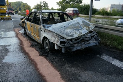Boeblingen: VW brennt vollstaendig aus -Stau auf der Autobahn 