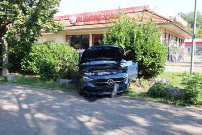 Kirchheim: Fahrzeuglenker verliert Kontrolle ueber PKW und faehrt ueber Hecke