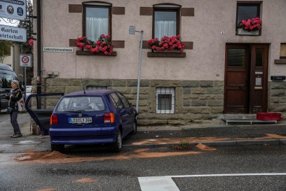 Leonberg-Eltingen: VW Fahrerin kracht gegen Hauswand Lebensbedrohlicher Zustand der Fahrerin