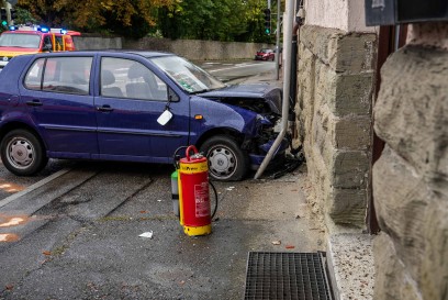 Leonberg-Eltingen: VW Fahrerin kracht gegen Hauswand Lebensbedrohlicher Zustand der Fahrerin