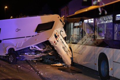 Bad Ueberkingen: Bus rammt Wohnwagen von der Strasse gegen Strommast. Fahrzeuge verkeilen sich.