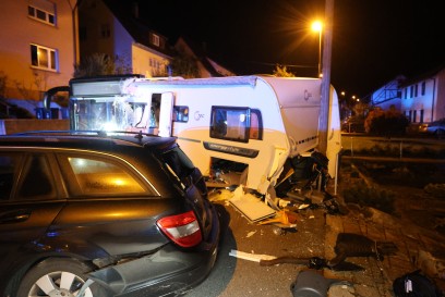 Bad Ueberkingen: Bus rammt Wohnwagen von der Strasse gegen Strommast. Fahrzeuge verkeilen sich.