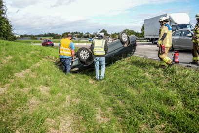 Boeblingen: PKW landet nach dem Einfahren auf die B464 auf dem Dach