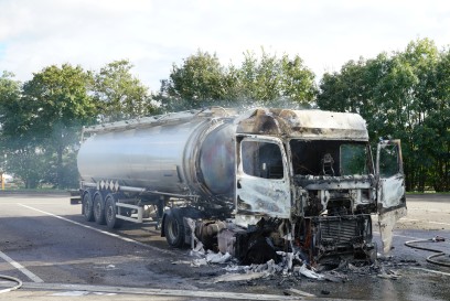 Aichelberg: Sattelzug brennt auf Parkplatz - Fahrer verletzt