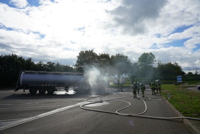 Aichelberg: Sattelzug brennt auf Parkplatz - Fahrer verletzt