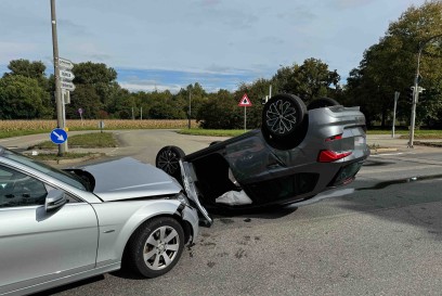 Sindelfingen: Unfall auf Kreuzung fordert mehrere verletzte, PKW landet auf Dach