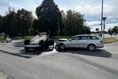 Sindelfingen: Unfall auf Kreuzung fordert mehrere verletzte, PKW landet auf Dach